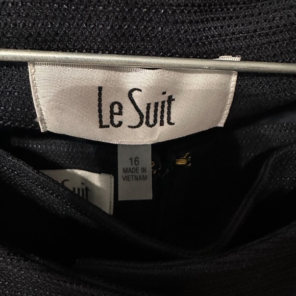 NEW LE SUIT - Picture 5 of 6